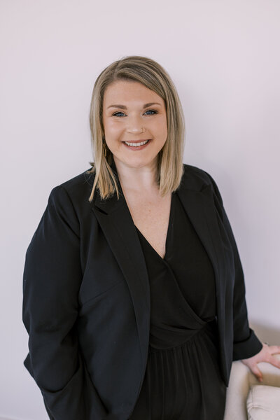 Introducing Kelly Pruett, one of our lead makeup artist known for her meticulous attention to detail and creative flair. Kelly brings out the best in every bride, crafting stunning and personalized makeup looks that last all day.