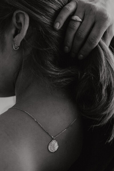 kaboompics_jewelry-photo-shoot-woman-wearing-gold-rings-and-necklace-29222