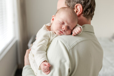 baby op schouder lief slapen