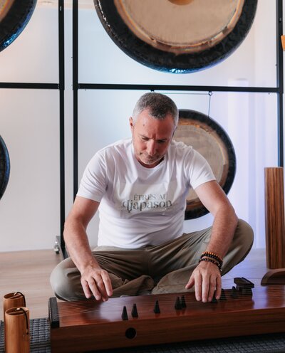 Lydéric joue de l'anantar, un instrument à cordes