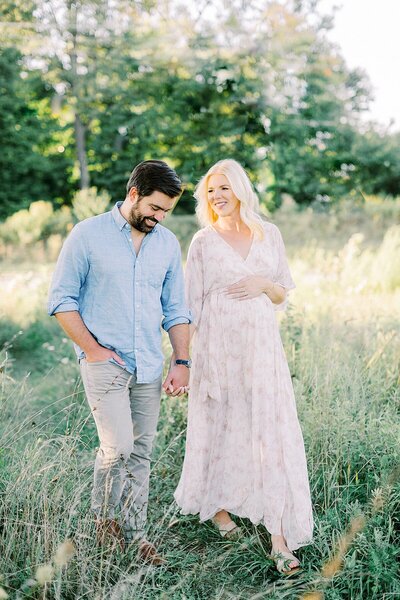 Katelyn Ng Photography photographed an Indianapoils maternity session in an open field.
