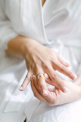 La main de la mariée qui porte une bague de fiançailles.