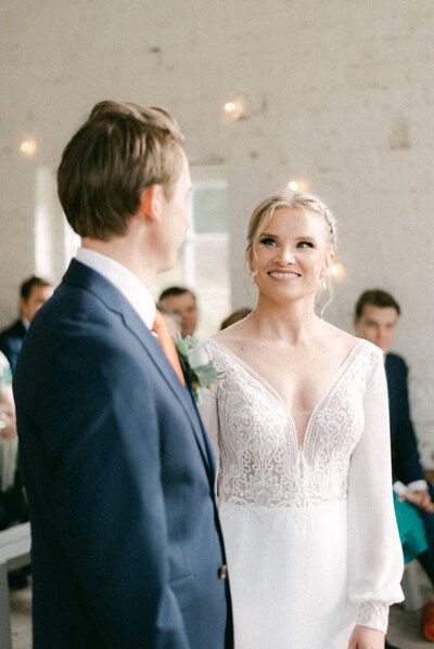 A documentary wedding  photo of the wedding couple in a wedding ceremony in the orangerie in Oitbacka gård captured by wedding photographer Hannika Gabrielsson in Finland