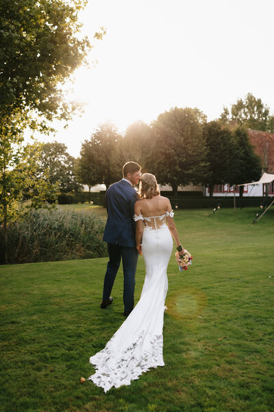 pastel kleurig bruidsboeket met bruidschoenen en uitnodiging
