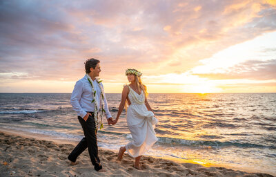 kona wedding photography with couple running along beach at sunset
