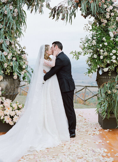 22-KTMerry-weddings-Kate-Upton-ceremony-kiss-Tuscany