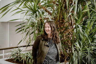 Dyan op kantoor met een groene achtergrond