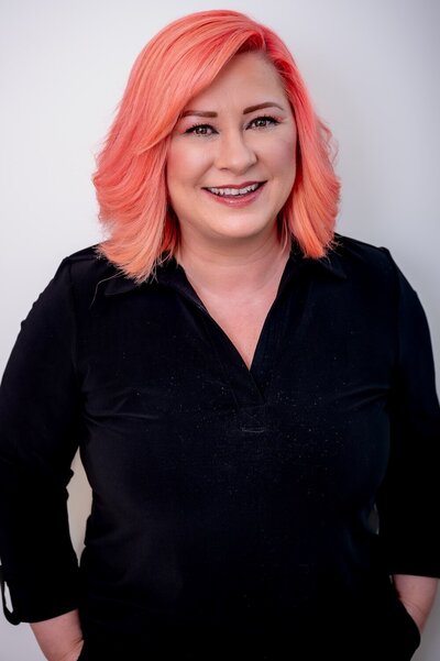 Arrow Tyas has over 25 years of experience and specializes in makeup and lashes