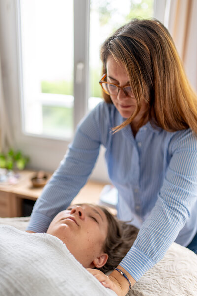 Femme métisse en méditation sur son lit