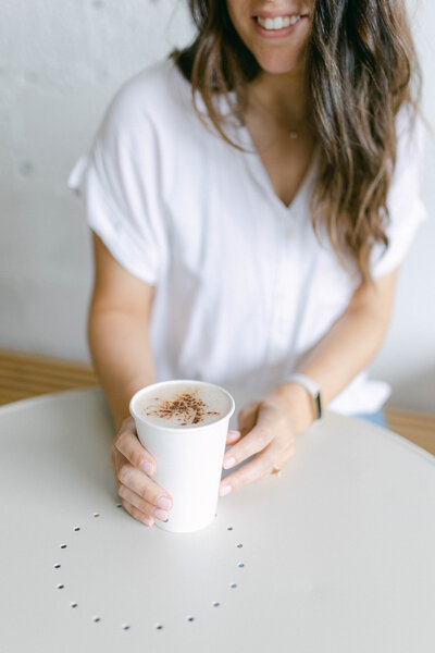 women holding coffee cup knoxville tennessee newborn photographer