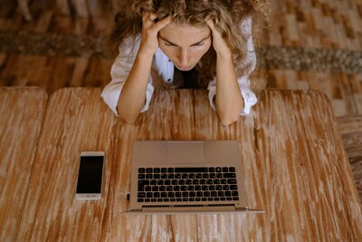 woman looking at computer stressed