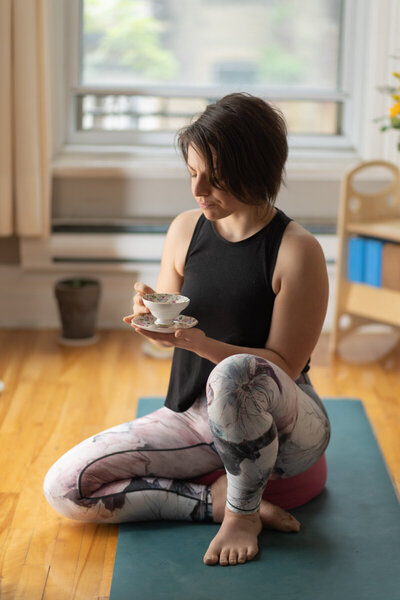 Laura Sonntag Coach éducateur facilitatrice yoga méditation pleine consicence danse mouvement somatique embodiment Bien-être Mieux-être Amour de soi Prendre soin de so (3)