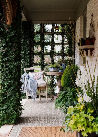 Beautifule back porch with greenery
