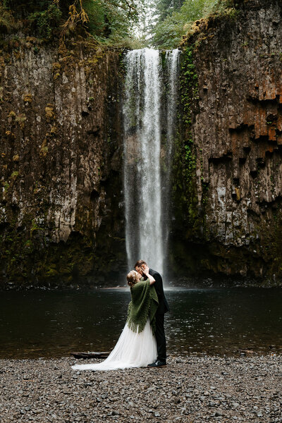 Stacie&Charles-Abiqua-Falls-Oregon-Elopement-VenturetoElope-10_websize (1)