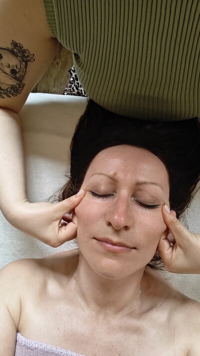 Client recevant un massage facial relaxant chez Maison Tokama à Rennes, pratiqué par une masseuse experte.
