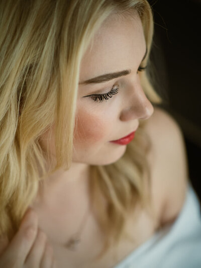 Sinnliches Portrait einer Frau in eleganter Unterwäsche, Boudoir-Fotografie mit femininem Charme