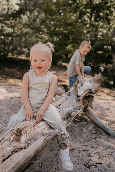 Gezinsfotoshoot in soesterduinen tijdens golden hour door Leukfotografie