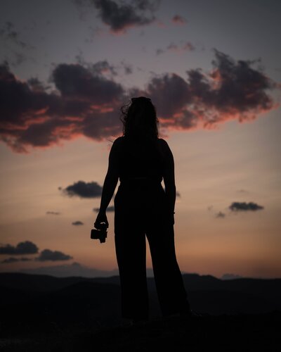 photo-femme-ciel-nuageux