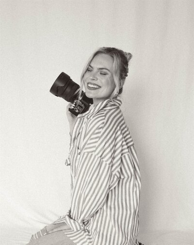 Arkansas wedding photographer with camera on her hand