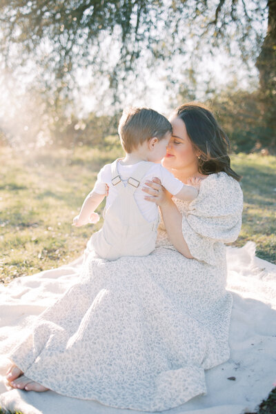 Mom-holding-newborn-in-rocking-chair-in-Austin