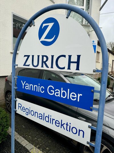 Schild vor dem Versicherungsbüro Gabler.