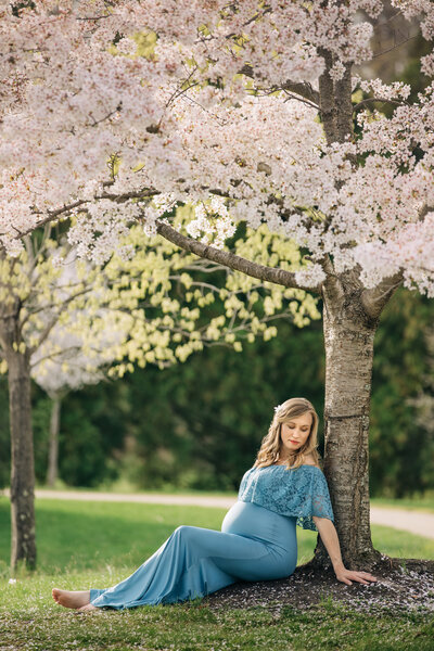 pregnant woman posing for maternity photos  during spring at Sayen Gardens in Hamilton, New Jersey.