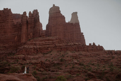 Couple elopes in the Moab desert