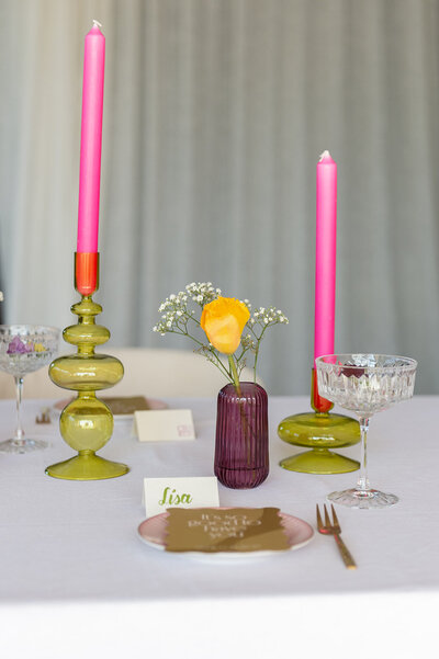Voorbeeld van een gedekte tafel voor een privé workshop, inclusief naamkaartjes, kaarsen, verse bloemen.