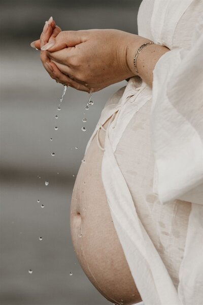 Zwangerschapsportret in natuurlijke stijl, vastgelegd door fotograaf in Zuid-Holland