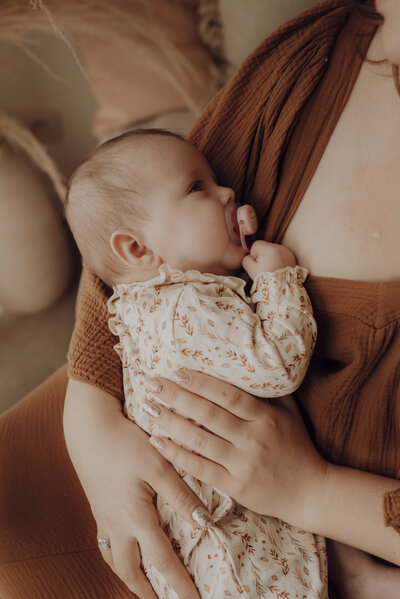 Baby drinkt aan borst mama