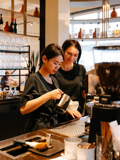 Zwei Angestellte bei der Zubereitung eines Kaffees im Restaurant BRACA im Hotel the breeze.