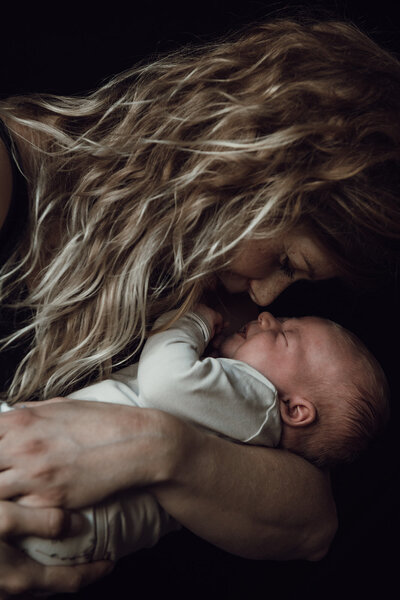 Babyfotografie die liefde tussen ouders en baby