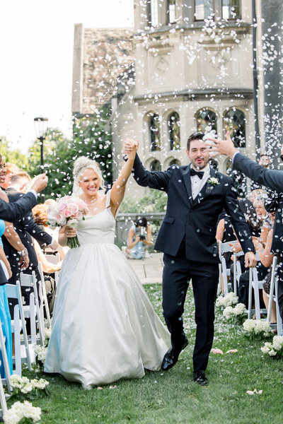 Bride with colorful bouquet at Magnolia Hill Farms. Columbus Ohio Wedding Photographer