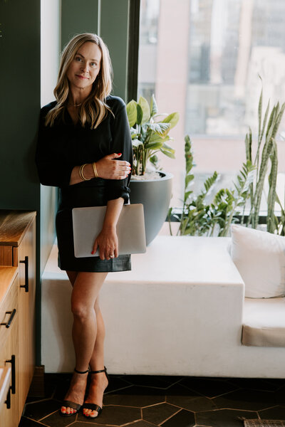 Jenni Maroney is a Courses Creation Coach for Female Entrepreneurs