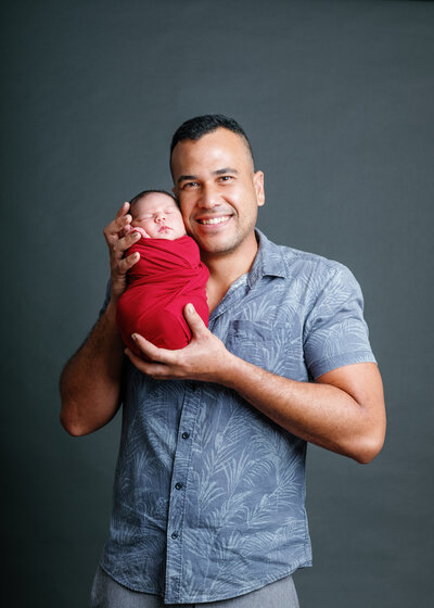 Bebe et Papa seance photo studio naissance