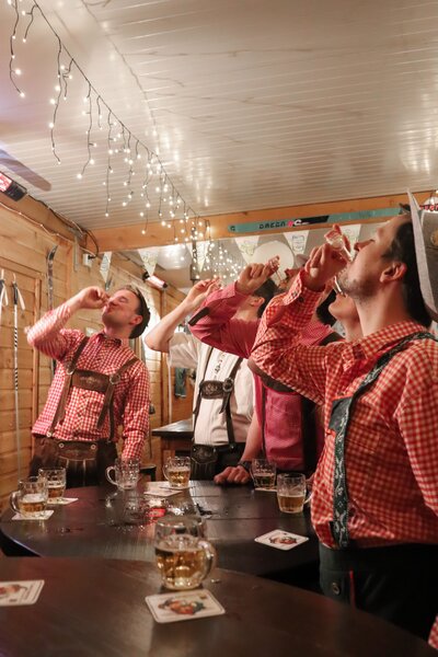 Themafeest bij ’t Twents Kwartiertje – van foute party tot Hollandse avond met muziek, gezelligheid en verkleedde sfeer.