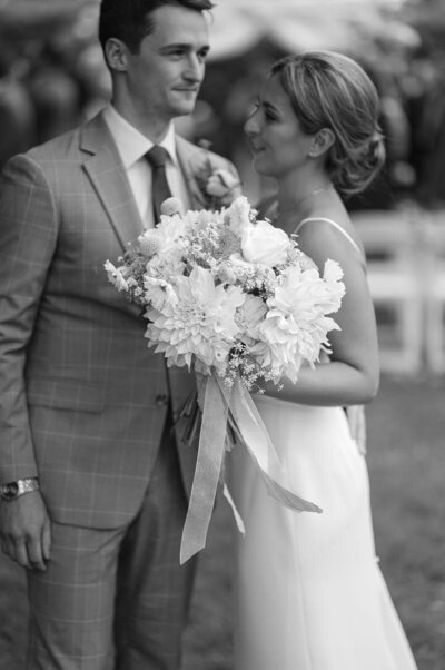 Photo des mariés en noir et blanc