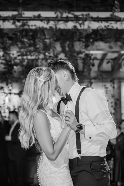 Wedding couple dancing documentary photo