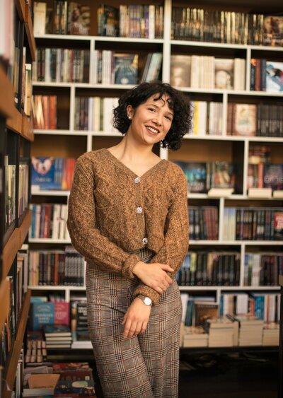 Latin woman in a library building her personal brand, sharing her experience and professionalism to empower other Latin women.