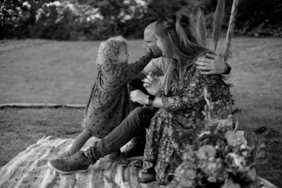 Gezinsshoot in Nederland, vastgelegd door fotograaf Melissa Boer. Spontane en liefdevolle familiefoto’s vol echte momenten.