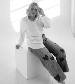 Cheyenne in a studio with a dreamy feel