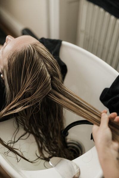 washing out balayage for a beautiful bronde highlight 