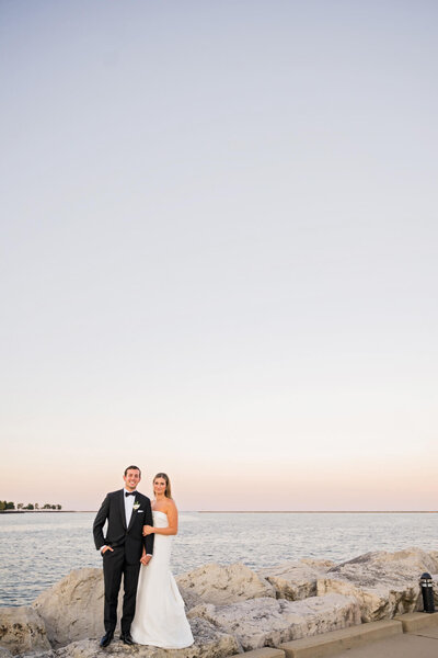 Milwaukee wedding photo of couple with milwaukee art museum in background