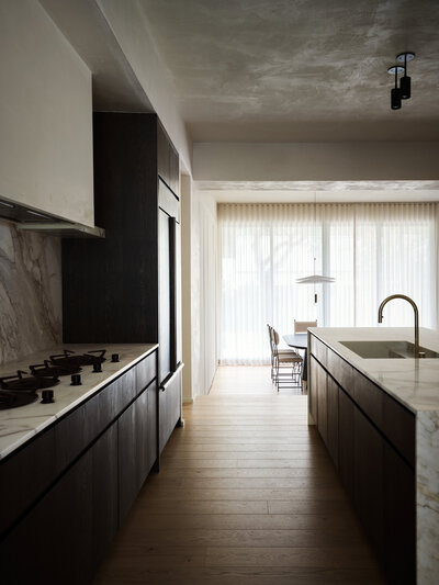 kitchen-dining-room-plaster-natural-marble-island-backsplash-warm-oak-cabinets-modern-kitchen-austin-home-house-franc
