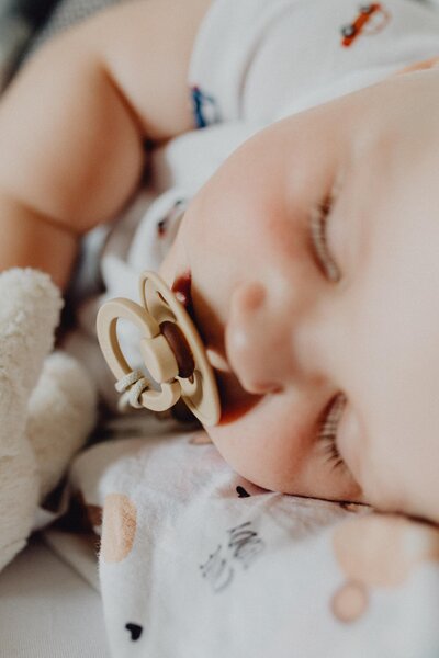 kaboompics_the-baby-sleeps-with-the-soother-18559