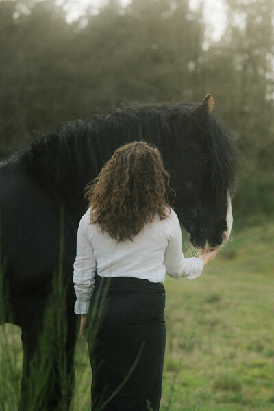 Diepe connectie tussen mens en paard, vastgelegd in een ontspannen fotoshoot.