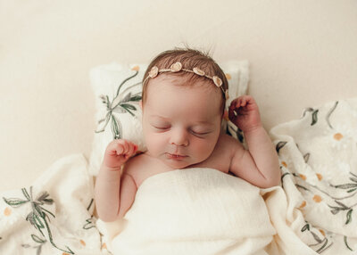 newborn-light-background-hillary-wheat-photography