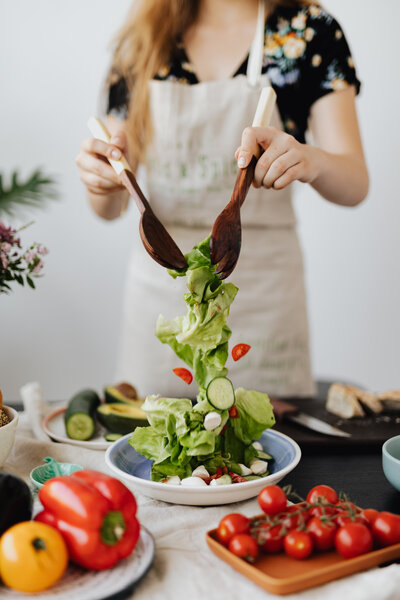 kaboompics_teen-girl-makes-a-salad-15968