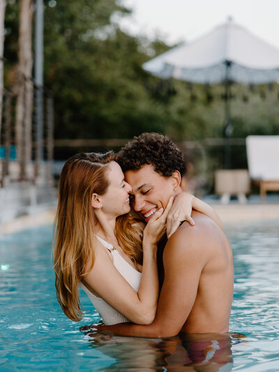 Happy young couple resting in swimming pool at resort Stock Photo - Alamy