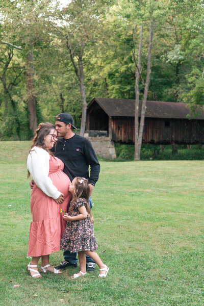 Outdoor maternity session with dad and daughter at Brush Creek Park.